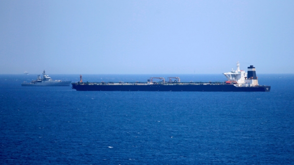 Un patrulla británica junto al petrolero Grace 1 en aguas de Gibraltar, el 4 de julio de 2019.