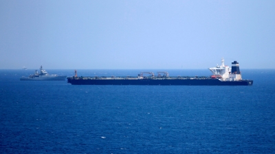 Un patrulla británica junto al petrolero Grace 1 en aguas de Gibraltar, el 4 de julio de 2019.