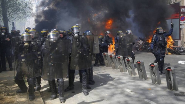 En foto, un grupo de policías avanza hacia los manifestantes, este sábado en París. En vídeo, imágenes de la manifestación.