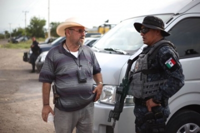 Hipólito Mora recibe a la Gendarmería Nacional en La Ruana, Michoacán.