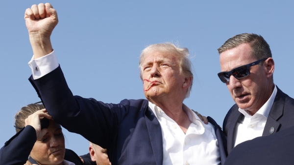 Trump alcanzado por un disparo durante un evento de campaña