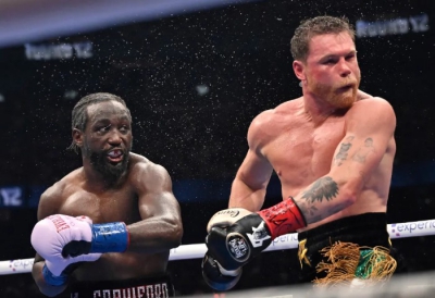 Crawford le da una clase de boxeo a Canelo y lo baja del trono