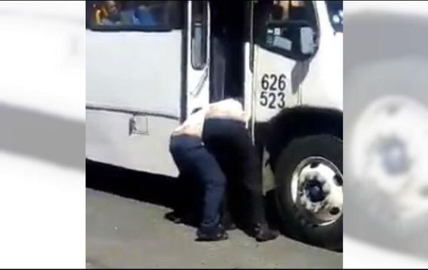 El video muestra que los pasajeros sólo esperan a que los choferes terminen de golpearse.