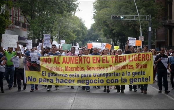 En la protesta, la presencia de carteles y pancartas, así como cánticos como &quot;¡fuera, Alfaro!&quot;, no se hicieron esperar.