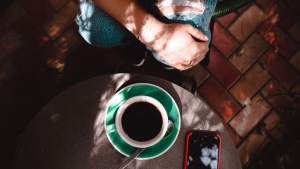 Determinan el mejor momento del día para beber café y proteger la salud