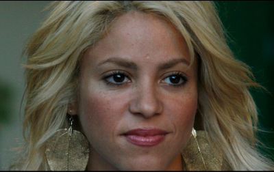 Shakira molesta por besos de Piqué con nueva novia
