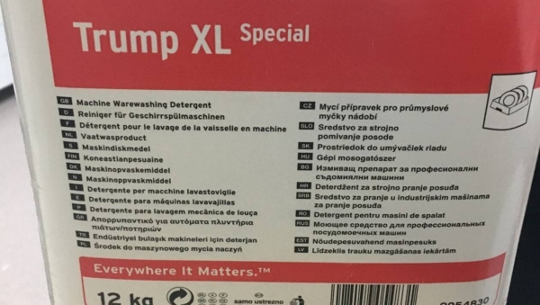Una niña de 22 meses en coma tras beber detergente líquido que los camareros de un restaurante en Francia le sirvieron en lugar de jugo