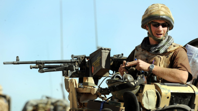 El príncipe Enrique en un vehículo blindado Spartan, en la provincia de Helmand, Afganistán, el 18 de febrero de 2008.