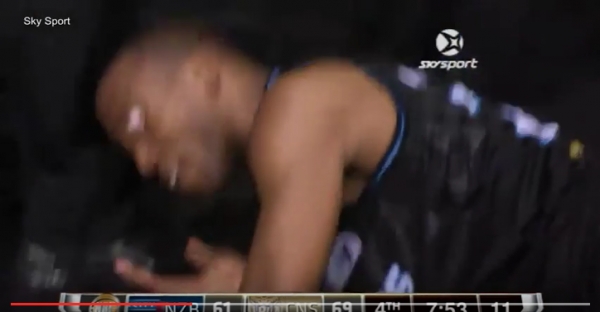Espeluznante: se le sale un ojo durante un partido de baloncesto (vídeo)