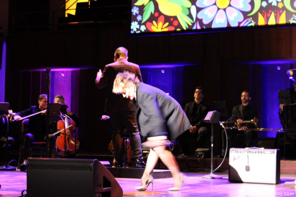 Alejandra Guzmán cae en el escenario: suspende show y sale en ambulancia