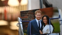 Una postal con la imagen de los duques de Sussex. En vídeo, la mayoría de los británicos quiere que Meghan y Enrique renuncien a sus asignaciones reales.