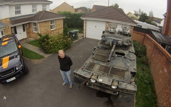 Compra un tanque por Internet y tiene que cambiar de casa para poder aparcarlo