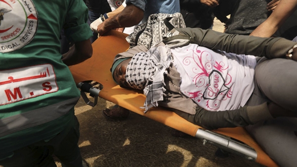 Evacuación de una manifestante herida en los enfrentamientos con las fuerzas de Israel, 20 de abril de 2018.