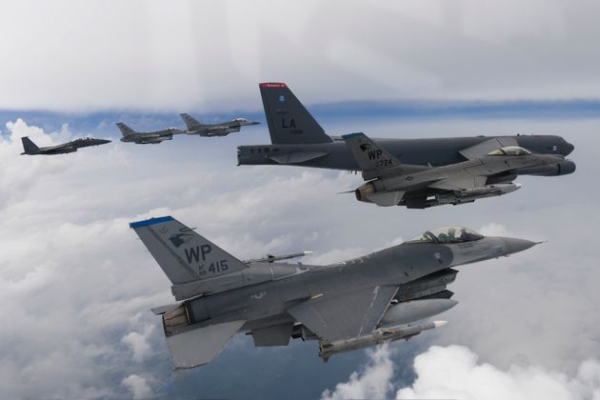 Aviones de combate estadounidenses practicaron un ataque masivo sobre Venezuela volando a lo largo de la costa.