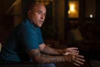 José Irizarry, un destacado agente de la DEA sentenciado a más de 12 años en una prisión federal por conspirar para lavar dinero con un cartel colombiano, habla durante una entrevista en San Juan, Puerto Rico, el 5 de enero de 2022.