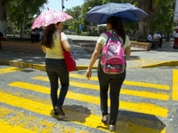 Recomiendan mantenerse en la sombra, utilizar manga larga, protector solar y sombrilla.