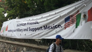 Mexicanos en Ajijic colgaron un cartel para pedir a los estadounidenses que no se olviden de ellos el 8 de noviembre.