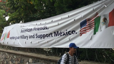 Mexicanos en Ajijic colgaron un cartel para pedir a los estadounidenses que no se olviden de ellos el 8 de noviembre.