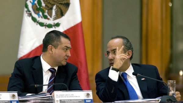 El entonces presidente de México, Felipe Calderón, conversaba con su secretario de Seguridad Pública, Genaro García Luna, 21 de agosto de 2008.