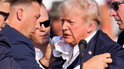 Un tirador le disparó con un fusil a Trump mientras hablaba hiriéndole en la oreja derecha.