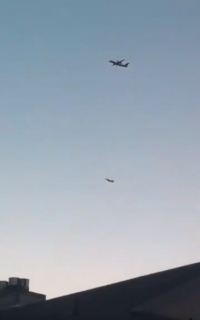 En la imágen se observa a uno de los cazas en pleno vuelo interceptando al avión robado.