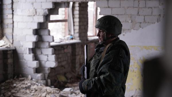 Miliciano dentro de una escuela destruida en el pueblo de Molodiozhny, en la línea de contacto de la República de Lugansk, el 17 de febrero de 2022.