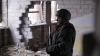 Miliciano dentro de una escuela destruida en el pueblo de Molodiozhny, en la línea de contacto de la República de Lugansk, el 17 de febrero de 2022.