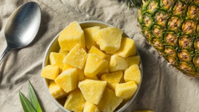 La piña es una fruta versátil que puedes consumir de diferentes maneras, e incluso puedes congelarla.