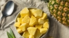 La piña es una fruta versátil que puedes consumir de diferentes maneras, e incluso puedes congelarla. 