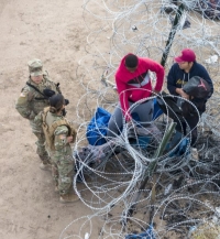 Supremo de EE.UU. da vía libre a Texas para detener y expulsar a migrantes