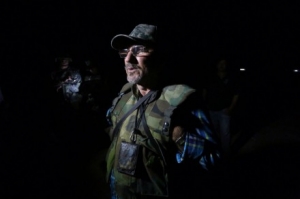 Hipólito Mora en La Ruana, unas horas después de que uno de sus hijos muriera durante un enfrentamiento. Foto: Armando Solís/Xinhua