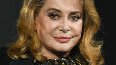 Catherine Deneuve, en el desfile de Saint Laurent de la semana de la moda en París el pasado 24 de septiembre. En el vídeo, tráiler de la película. Ik Aldama
