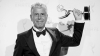 Anthony Bourdain con su premio Emmy por la mejor serie informativa o especial de 2015, por &#039;Partes Desconocidas&#039;.