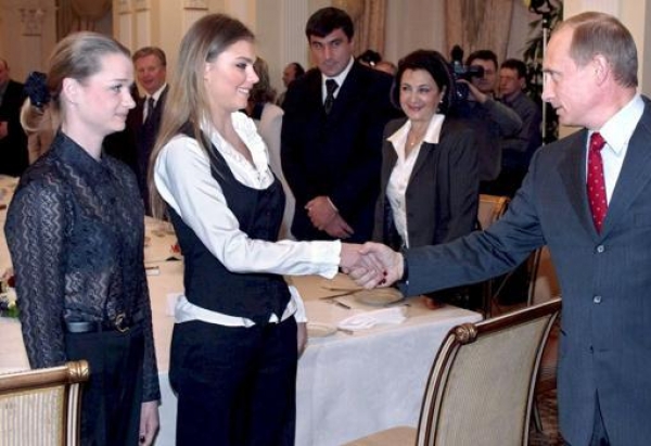 Vladímir Putin y Alina Kabáyeva en un acto oficial en 2004, cuando él seguía casado con Liudmila