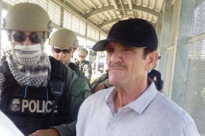 Momento en que &#039;El Güero&#039; Palma fue entregado por agentes estadunidenses a autoridades migratorias mexicanas en el cruce fronterizo Puerta México, en Matamoros.