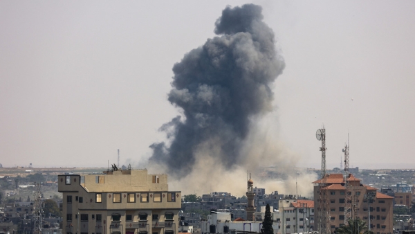Una columna de humo se eleva tras los ataques de Israel contra objetivos de la Yihad Islámica Palestina en Rafah (Franja de Gaza), el 10 de mayo de 2023.