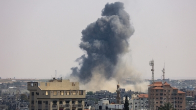 Una columna de humo se eleva tras los ataques de Israel contra objetivos de la Yihad Islámica Palestina en Rafah (Franja de Gaza), el 10 de mayo de 2023.
