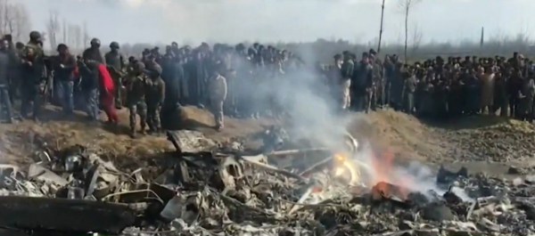 India anuncia haber derribado un avión de combate pakistaní y perdido una aeronave