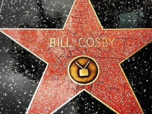 &quot;Violador&quot;, el mensaje dejado en la estrella de Bill Cosby en Hollywood