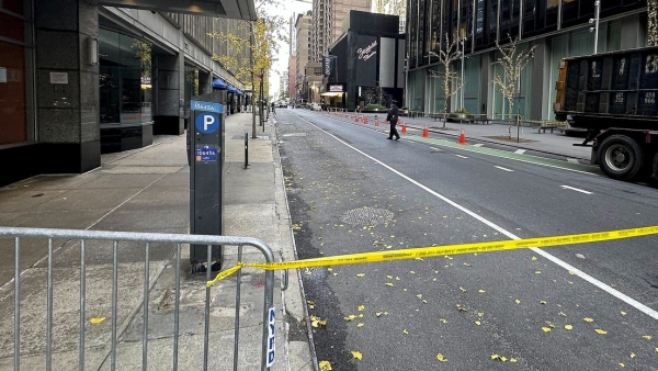 Un agente policial cerca de un hotel en Manhattan donde fue asesinado Brian Thompson, el 4 de diciembre de 2024.