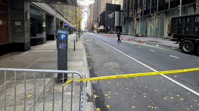 Un agente policial cerca de un hotel en Manhattan donde fue asesinado Brian Thompson, el 4 de diciembre de 2024.