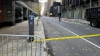 Un agente policial cerca de un hotel en Manhattan donde fue asesinado Brian Thompson, el 4 de diciembre de 2024.
