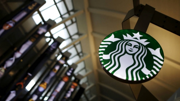 Una cafetería de Starbucks en el aeropuerto de Los Ángeles.