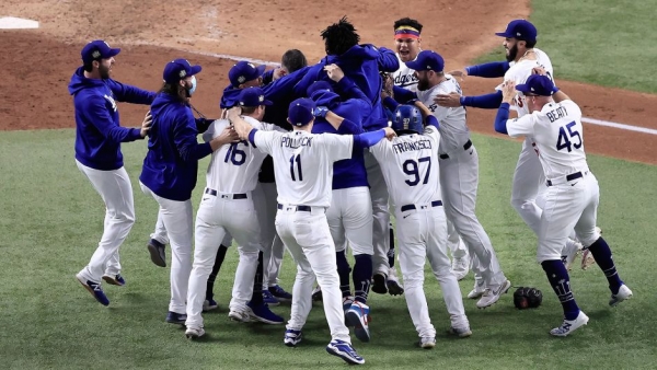 Los mexicanos Víctor González y Julio Urías hicieron un gran juego para que los angelinos lograran la corona.