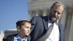 El caso fue iniciado por los padres de Menachem Zivotofsky, quien nació en Jerusalén pero es ciudadano de EE.UU.