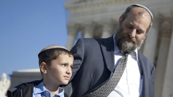 El caso fue iniciado por los padres de Menachem Zivotofsky, quien nació en Jerusalén pero es ciudadano de EE.UU.