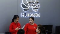 Empleadas de una tienda de Huawei en Shenzhen (China). En vídeo, las principales novedades que presentó el fabricante asiático en el Mobile World Congress 2019.