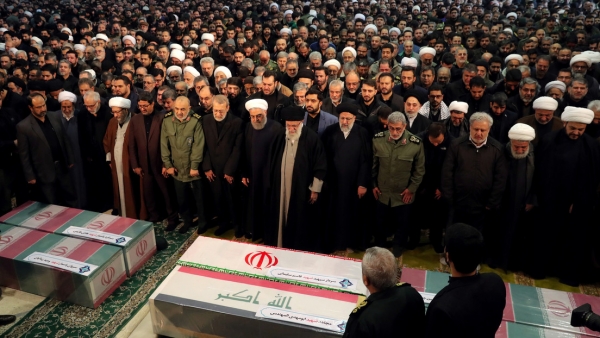 El líder supremo de Irán, Alí Jameneí, y el presidente iraní, Hasán Rohaní, durante las oraciones fúnebres por el mayor general iraní Qassem Soleimani en Teherán, el 6 de enero de 2020.