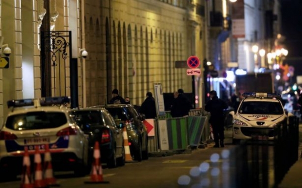Con hachas asaltan joyería del hotel Ritz en París, se llevan botín millonario