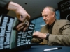 Gene Hackman firma una copia de su libro &#039;Perdido Star&#039; en una imagen de archivo. 